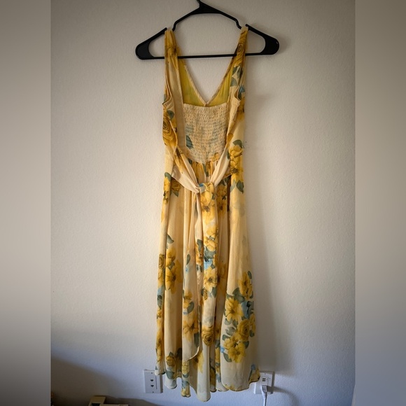 Beautiful Spring/Summer Dress! - Picture 3 of 5